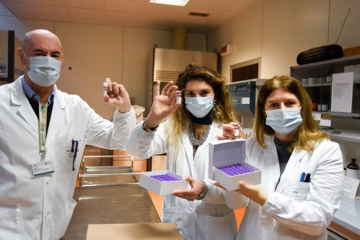 In Lombardia superate le centomila vaccinazioni anti Covid. Monti: «Se non arrivano scorte domenica saremo costretti a fermarci»