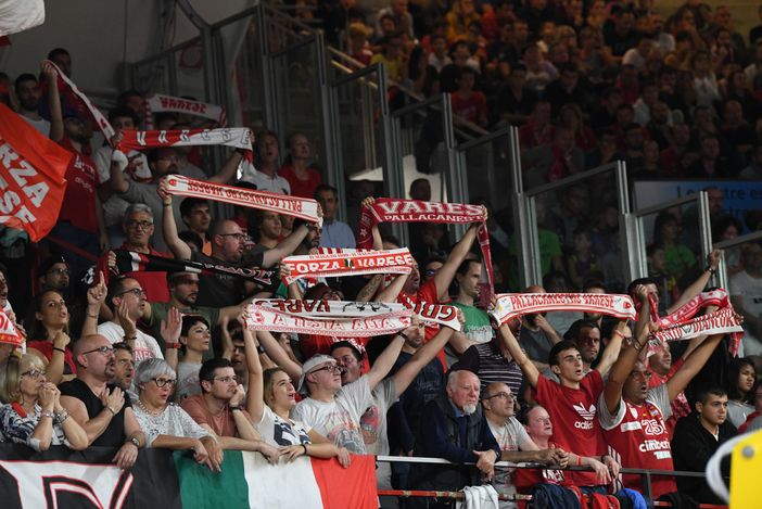 I tifosi biancorossi in piedi con le sciarpe in mano a festeggiare la grande vittoria della Pallacanestro Varese (foto e gallery di Fabio Averna) I tifosi biancorossi in piedi con le sciarpe in mano a festeggiare la grande vittoria della Pallacanestro Varese (foto e gallery di Fabio Averna)