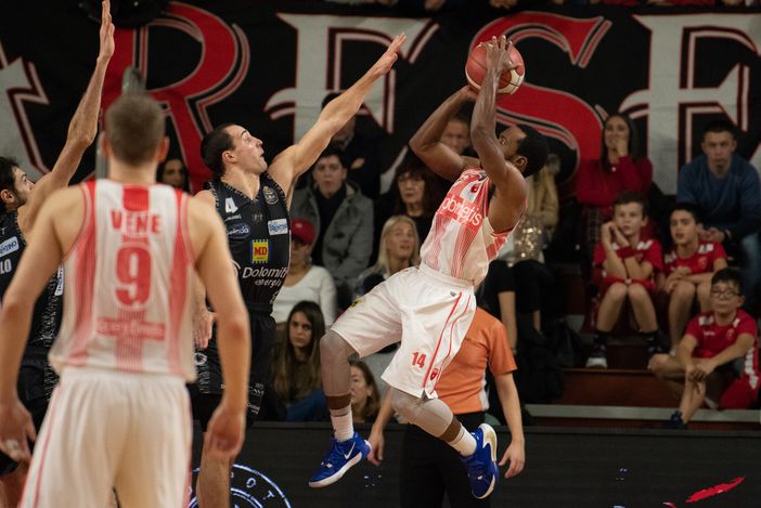 Josh Mayo: vero, sono i suoi dardi a tenere accesa una flebile speranza nel finale; ma se guardi fino in fondo la sua prestazione ci vedi ben altro (foto Fabio Averna)