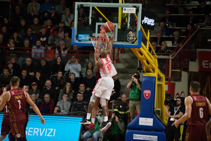 Jeremy Simmons in volo sopra Venezia: schiacciata vincente e fallo, una delle tante perle della sua partita (foto Fabio Averna)
