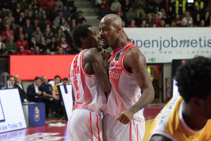 La Pallacanestro tira fuori i muscoli nel momento decisivo e batte Pesaro: a Masnago è ancora festa (foto e galleria di Fabio Averna)