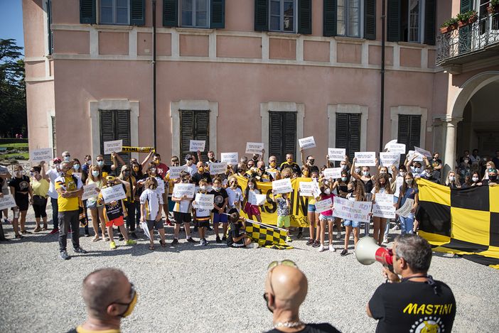 FOTOGALLERY. La protesta di tifosi e famiglie del palaghiaccio fuori da Palazzo Estense in immagini