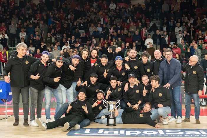 I Mastini con la Coppa Italia domenica al Lino Oldrini (foto Fabio Averna)