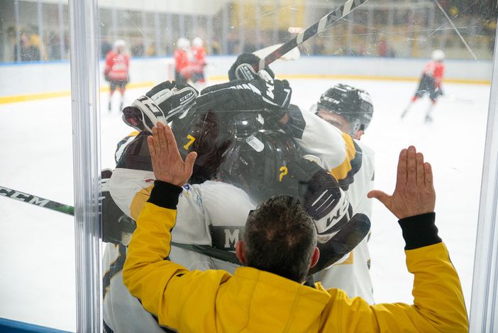 L'unione totale tifosi-squadra in questa magnifica immagine in cui la balaustra e il plexiglass non riescono a separare i Mastini dentro e fuori pista (Photosport & More) L'unione totale tifosi-squadra in questa magnifica immagine in cui la balaustra e il plexiglass non riescono a separare i Mastini dentro e fuori pista (Photosport & More)