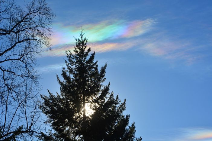 Nubi iridescenti nei cieli della provincia di Varese (foto tratta dalla pagina Facebook ufficiale del Centro Geofisico Prealpino) Nubi iridescenti nei cieli della provincia di Varese (foto tratta dalla pagina Facebook ufficiale del Centro Geofisico Prealpino)