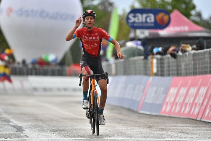 Gino Mader, cuore svizzero che il giorno dopo la caduta del suo capitano Landa trionfa ad Ascoli dedicandogli la vittoria (foto tratta dalla pagina Facebook ufficiale del Giro)