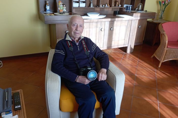Gianni Fidanza con la sua inseparabile macchina fotografica