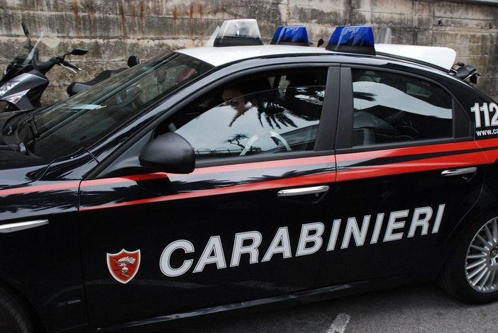 Giovani in auto con una pistola e mezzo chilo di droga. Presi dopo un inseguimento a Solbiate Arno