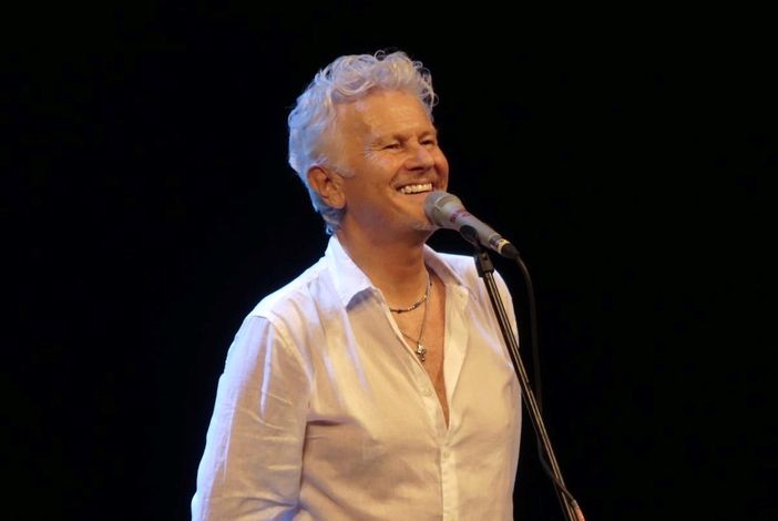 Ron in una foto dalla pagina Facebook del cantautore