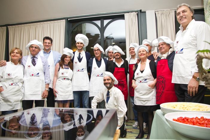 La sfida politica si sposta sui fornelli, per solidarietà: torna “Cuore di cuochi”