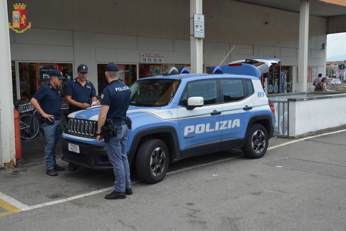 Il blitz della polizia contro spaccio e degrado nel centro di Varese