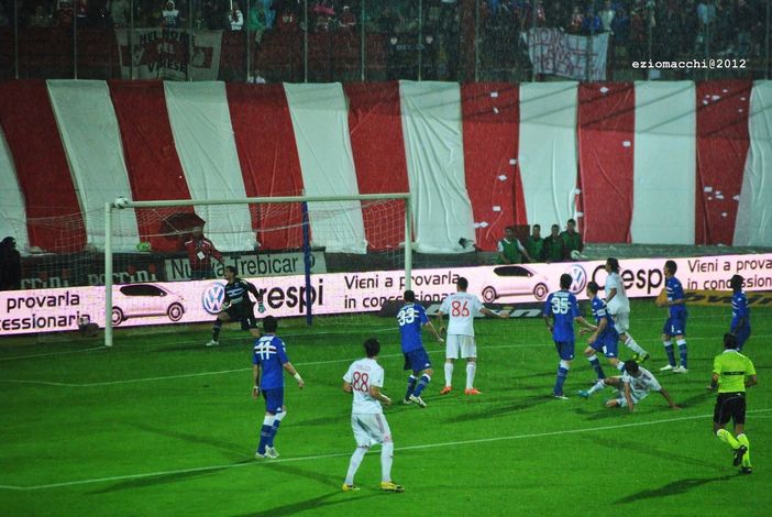 La traversa colpita da Neto sotto gli occhi di Terlizzi, con la maglia numero 88, nella finale di ritorno per la serie A persa contro la Sampdoria (foto Ezio Macchi)