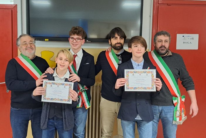 Gli alunni eletti con i rappresentanti dei comuni di Porto Ceresio, Besano e Brusimpiano Gli alunni eletti con i rappresentanti dei comuni di Porto Ceresio, Besano e Brusimpiano