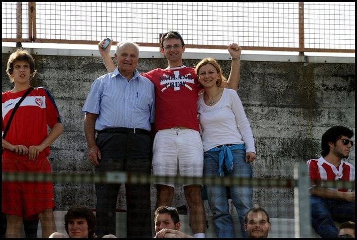Cesare Bonazzi con il papà e la moglie nell'ultima fila dei distinti fotografato dall'amico Stefano Amirante durante Varese-Benevento del 2010, l'anno del ritorno in serie B