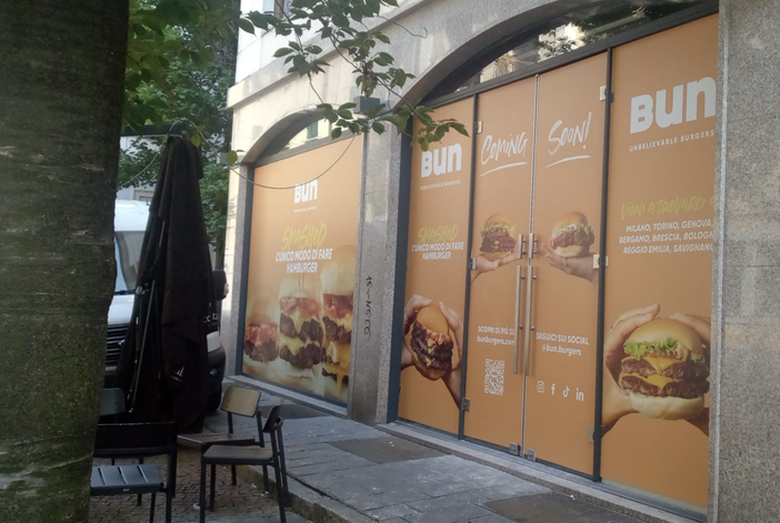 Altra novità tra i negozi del centro di Varese: "Cioccolati Italiani" si fa in due: arriva "Bun - Unbelievable Burgers" Altra novità tra i negozi del centro di Varese: "Cioccolati Italiani" si fa in due: arriva "Bun - Unbelievable Burgers"
