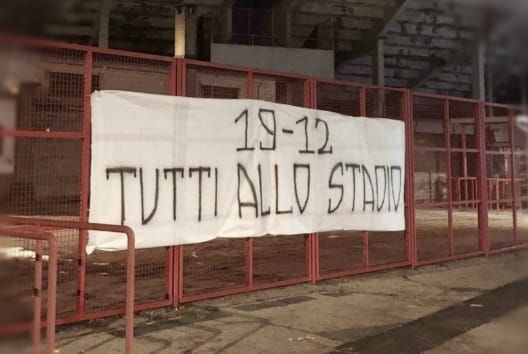 Scende la sera al Franco Ossola ma lo striscione che chiama a raccolta il pubblico biancorosso per Varese-Casale è sempre lì