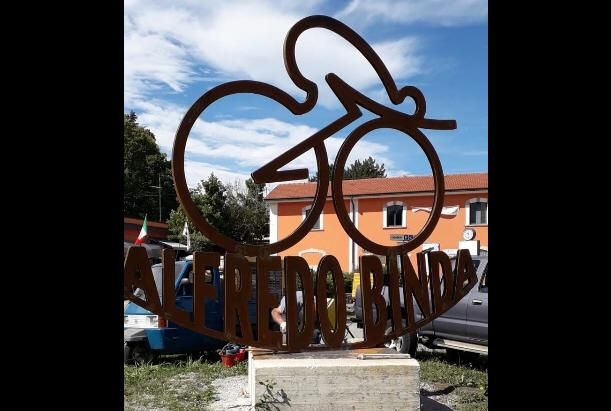 Cittiglio, l'omaggio dello scultore Pietro Scampini ad Alfredo Binda