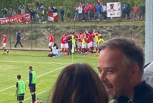 Il pubblico biancorosso fuori dall'impianto di Gozzano al gol di Ebagua domenica potrà tornare in gradinata a Saluzzo