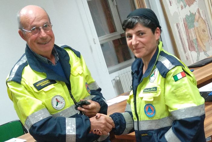 Il passaggio di consegne da Angelo Maffenini e Roberta Albarano (foto dalla pagina Facebook del Gruppo Intercomunale Valcuvia) Il passaggio di consegne da Angelo Maffenini e Roberta Albarano (foto dalla pagina Facebook del Gruppo Intercomunale Valcuvia)