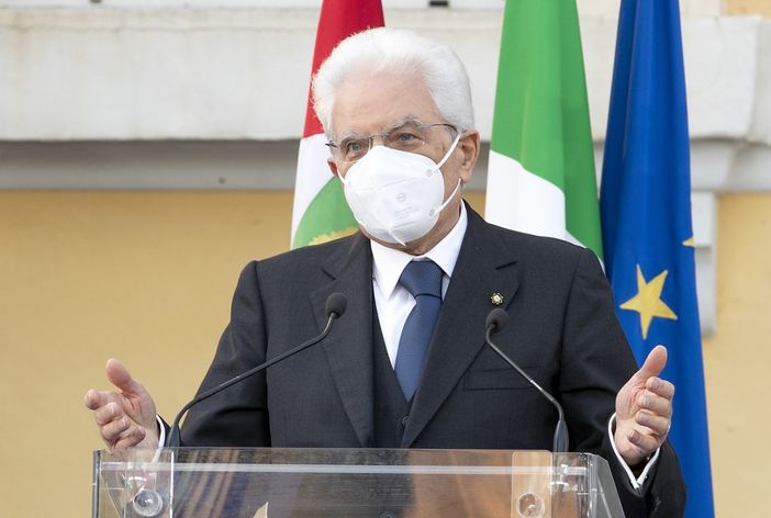 L'OPINIONE. Altro che God save the queen, Dio salvi Mattarella