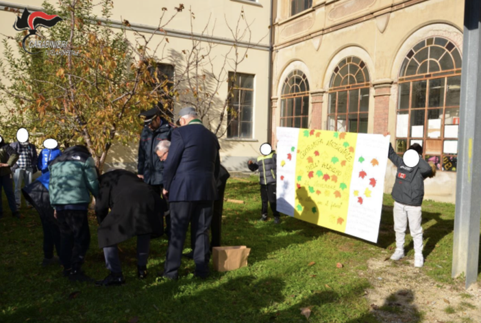 Anche i carabinieri celebrano la Giornata dell'Albero: un ciliegio fiorirà alle scuole Mazzini di Varese