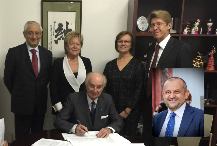 La foto scattata nel giorno della firma della costituzione della Fondazione che porta il nome di Giuseppe Merlini (al centro). Nel riquadro, Guido Gregori La foto scattata nel giorno della firma della costituzione della Fondazione che porta il nome di Giuseppe Merlini (al centro). Nel riquadro, Guido Gregori