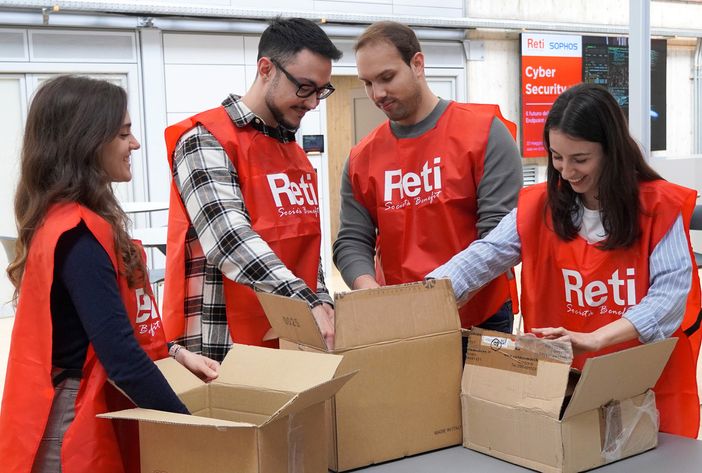 Solidarietà a km zero: 200 kit con beni di prima necessità confezionati dai dipendenti per le famiglie in difficoltà di Busto