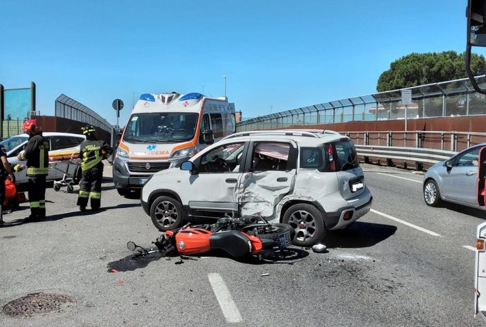 Uboldo, scontro tra auto e moto sul cavalcavia. Feriti due ventenni