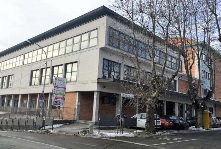 Stop a unghie troppo lunghe, niente ombelico di fuori o abiti troppo corti: l'Isis "Newton" di Varese fa scuola con il "dress code" tra i banchi