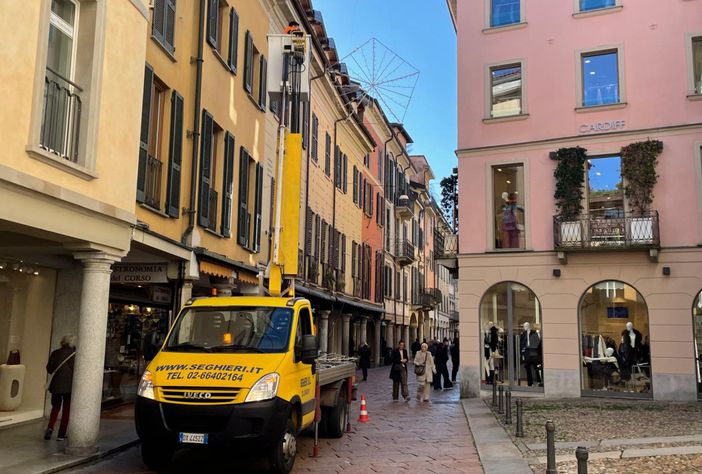 Conto alla rovescia per il Natale: le prime luminarie arrivano in centro a Varese. Ecco quando sarà l'accensione