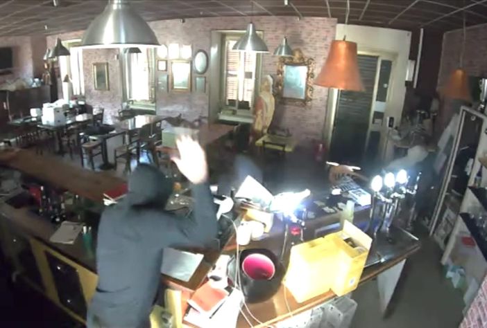 Il Covid non cancella le tradizioni. Il Pesce d'aprile più bello è quello del Circo Oz Il Covid non cancella le tradizioni. Il Pesce d'aprile più bello è quello del Circo Oz