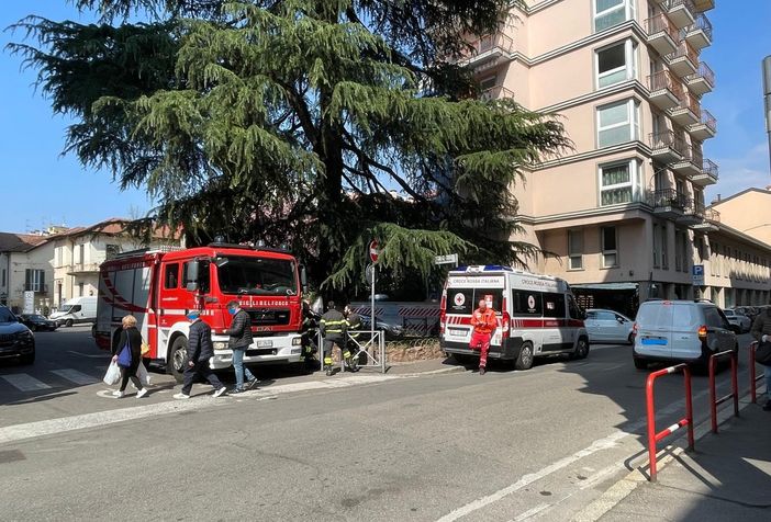 I mezzi di soccorso presenti in via Cavour a Varese I mezzi di soccorso presenti in via Cavour a Varese