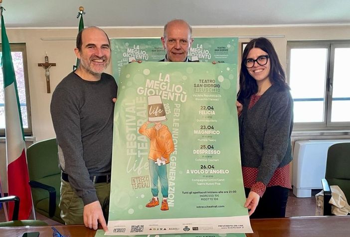 Il sindaco di Bisuschio, MIchele Ruggiero, in mezzo ad Andrea Gosetti e Agnese Casarotto di IntrecciTeatrali