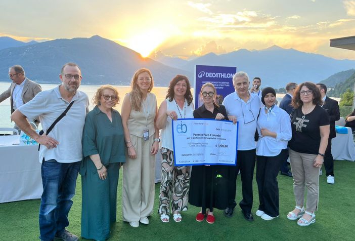 Un momento della premiazione avvenuta a Luino