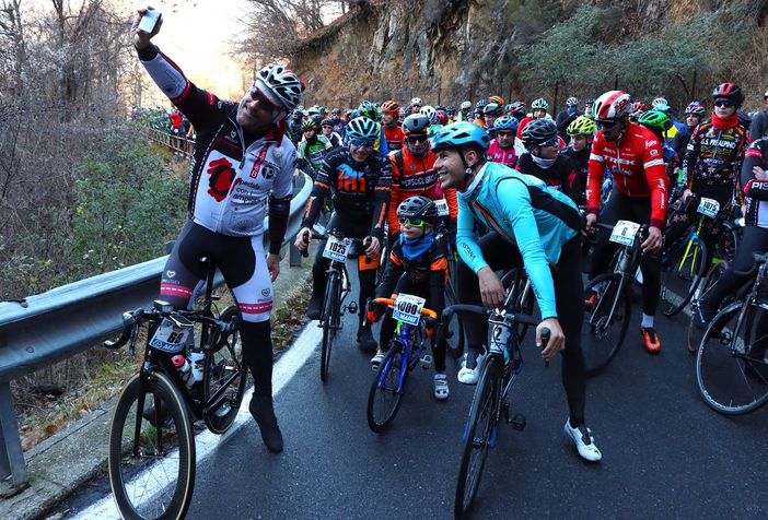 GALLERIA FOTOGRAFICA. L'abbraccio di 1300 cuori ai genitori di Scarponi: il volto più bello della "Pedala coi Campioni"