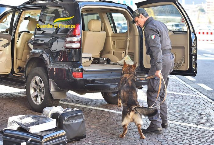 Soldi e droga, in un anno ai valichi del Comasco sequestrati oltre un milione e mezzo di euro e mezza tonnellata di stupefacenti Soldi e droga, in un anno ai valichi del Comasco sequestrati oltre un milione e mezzo di euro e mezza tonnellata di stupefacenti