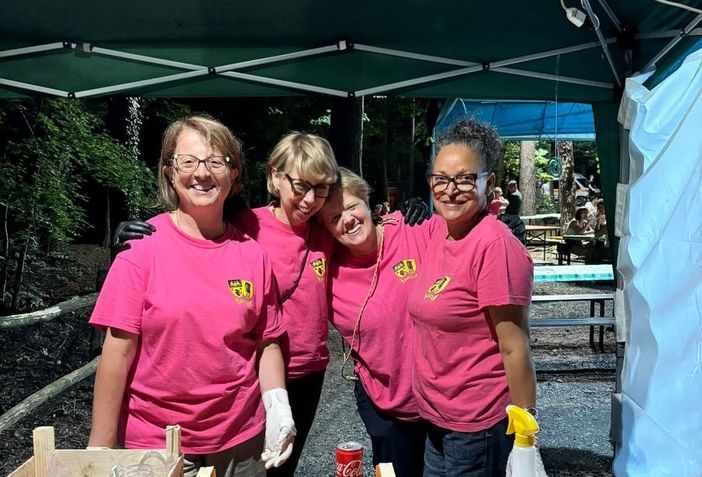 Chiara Zanasca (seconda da sinistra) in una foto pubblicata sui social dalla Pro Loco Morazzone