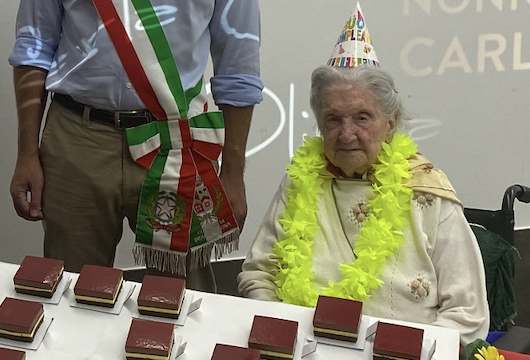 Induno Olona, nonna Olimpia compie 102 anni: usa ancora Twitter e i social Induno Olona, nonna Olimpia compie 102 anni: usa ancora Twitter e i social