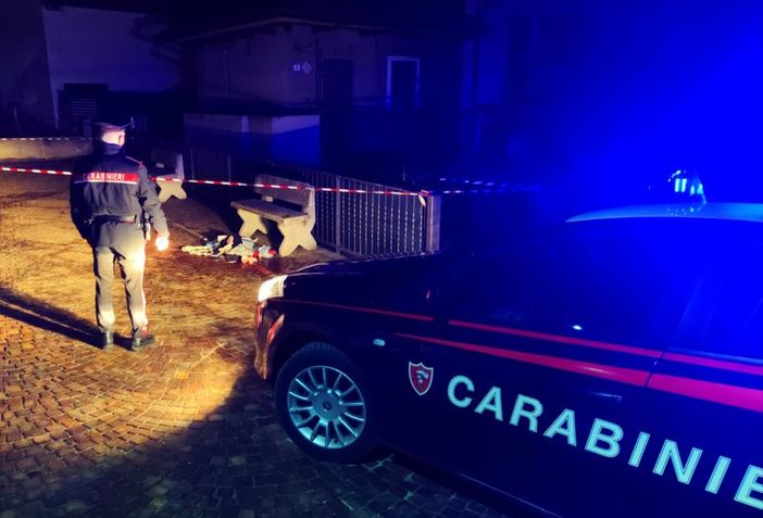 Accoltellato dal figlio sotto casa: è in gravi condizioni