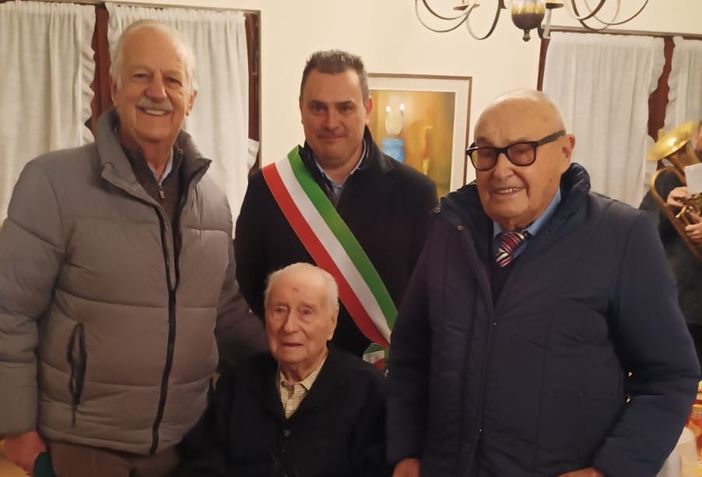 I festeggiamenti per i 102 del dottor Vigilante a Mornago con il sindaco Tamborini, l'ex senatore Leoni e Giuseppe Daverio