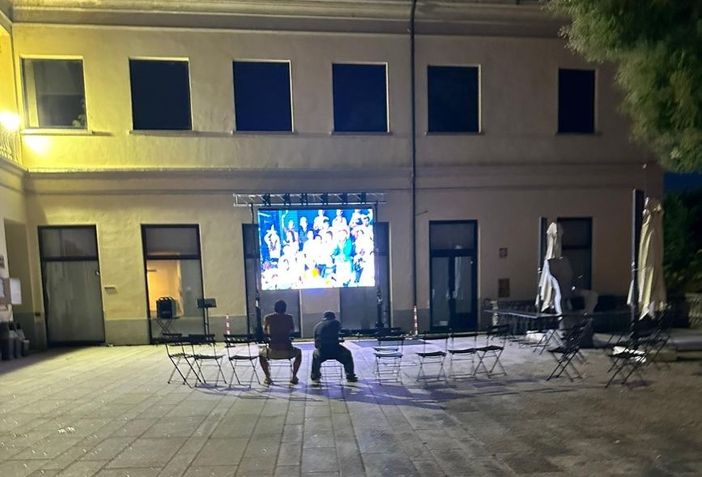 La foto del maxischermo nel cortile comunale di Sesto Calende inviata dal gruppo di minoranza "Siamo Sestesi"