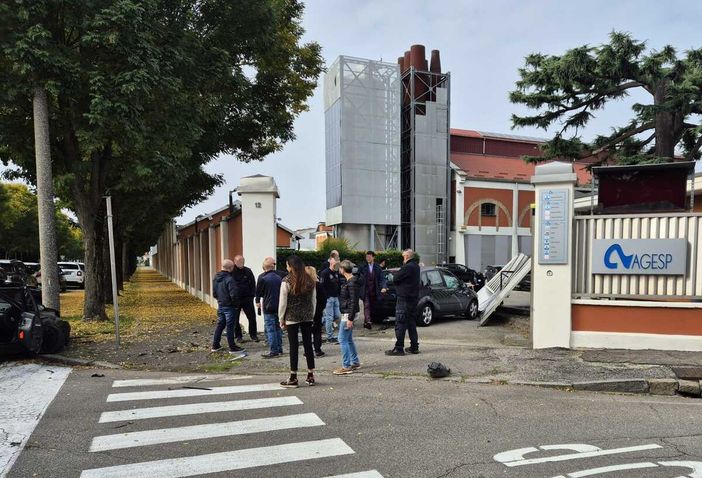 Busto, scontro fra due auto. Una sfonda il cancello di Agesp