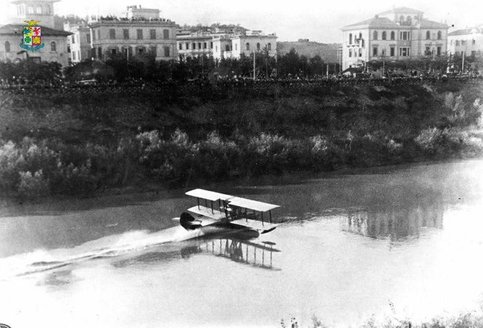Foto d'epoca della straordinaria traversata in idrovolante