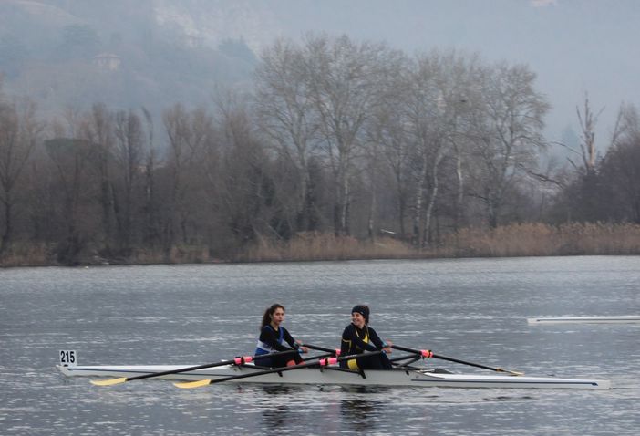 Il doppio Cadetti con Aurora Morandi. Sotto, la portacolori della Canottieri Luino al secondo posto