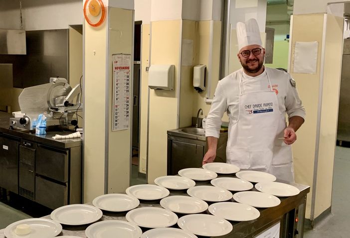 Lo chef Davide Aviano nella cucina del De Filippi, intento a preparare la cena del "Gran Galà in Blu" organizzato dall'associazione Articolo Tre Varese lo scorso 9 novembre