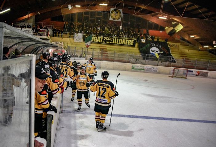 I Mastini si danno il cinque dopo un gol mentre dietro di loro la Curva canta senza sosta: serata spettacolare al Palalbani (foto e galleria di Alessandro Galbiati)