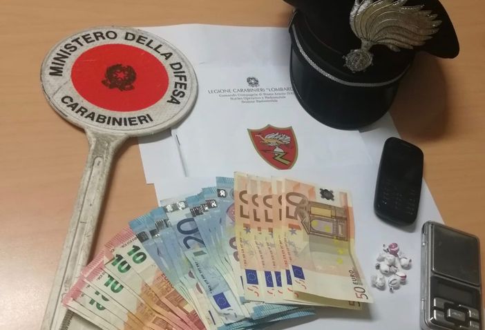Cocaina, soldi e tutto l'occorrente per lo spaccio: preso un pusher del bosco Cocaina, soldi e tutto l'occorrente per lo spaccio: preso un pusher del bosco