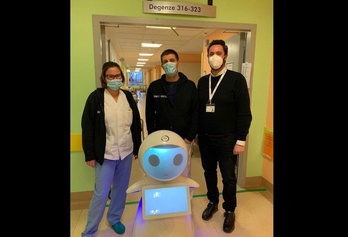 Il robot Tommy 2 in servizio al reparto Hub Covid dell'ospedale di Circolo