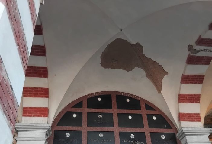 Soffitti scrostati al cimitero, lato via Malpighi