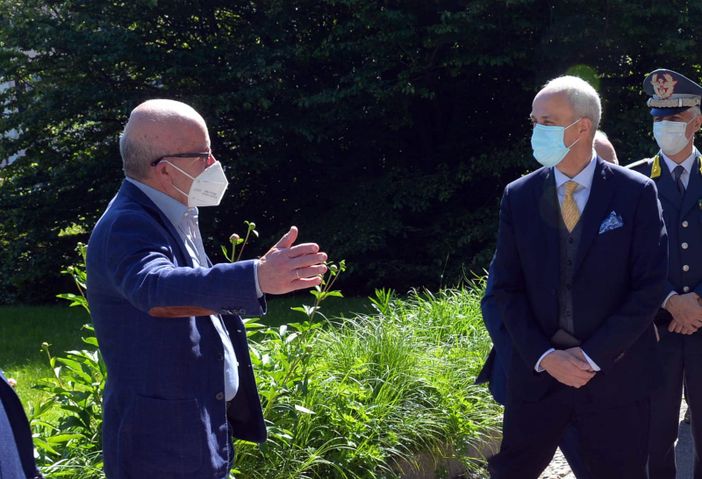 Il saluto di Maroni al prefetto Dario Caputo questa mattina ai Giardini Estensi